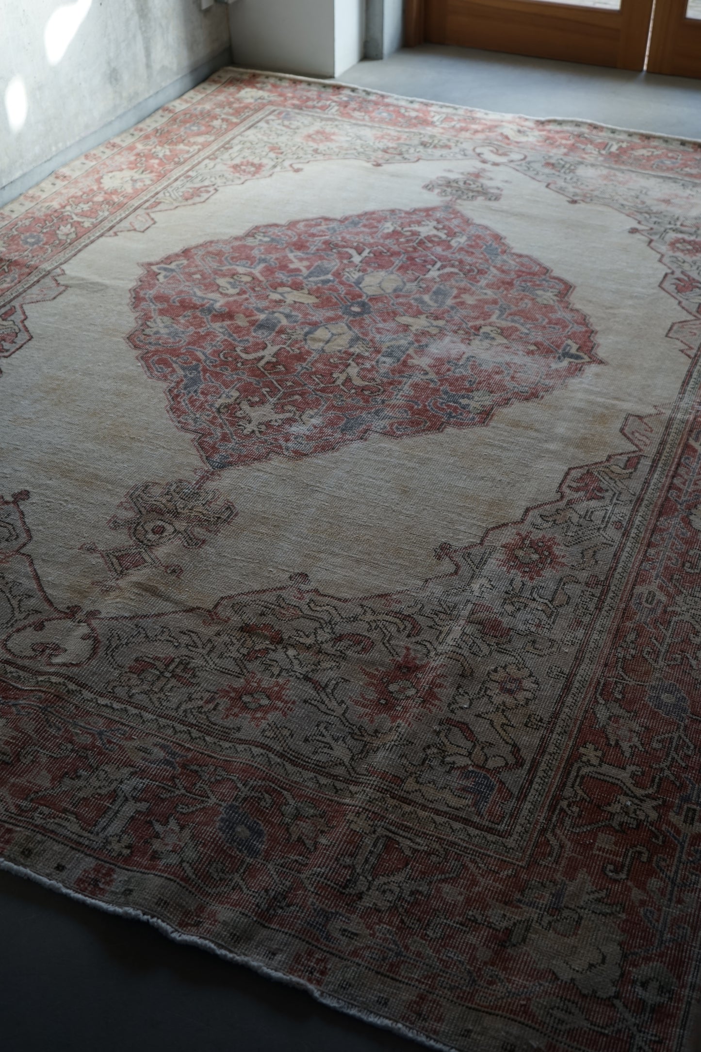 TURKEY OLD ISPARTA PINK BEIGE MEDALLION 1970年代 265 × 194 cm No.TR25213