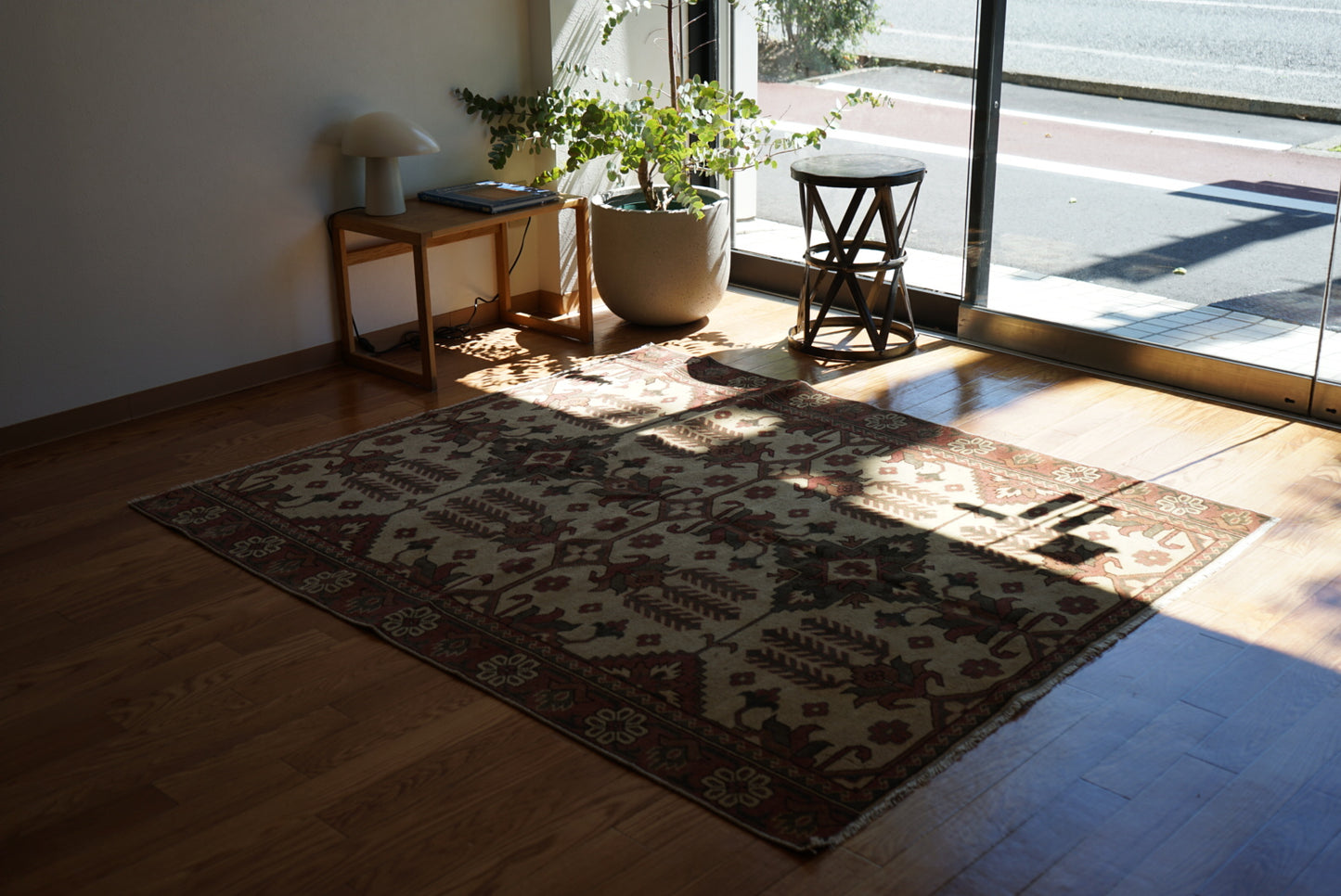 店頭販売 Türkiye Old Oushak Beige , Brown , Green 1970年代 164.5 × 143.5 cm No.TR25429