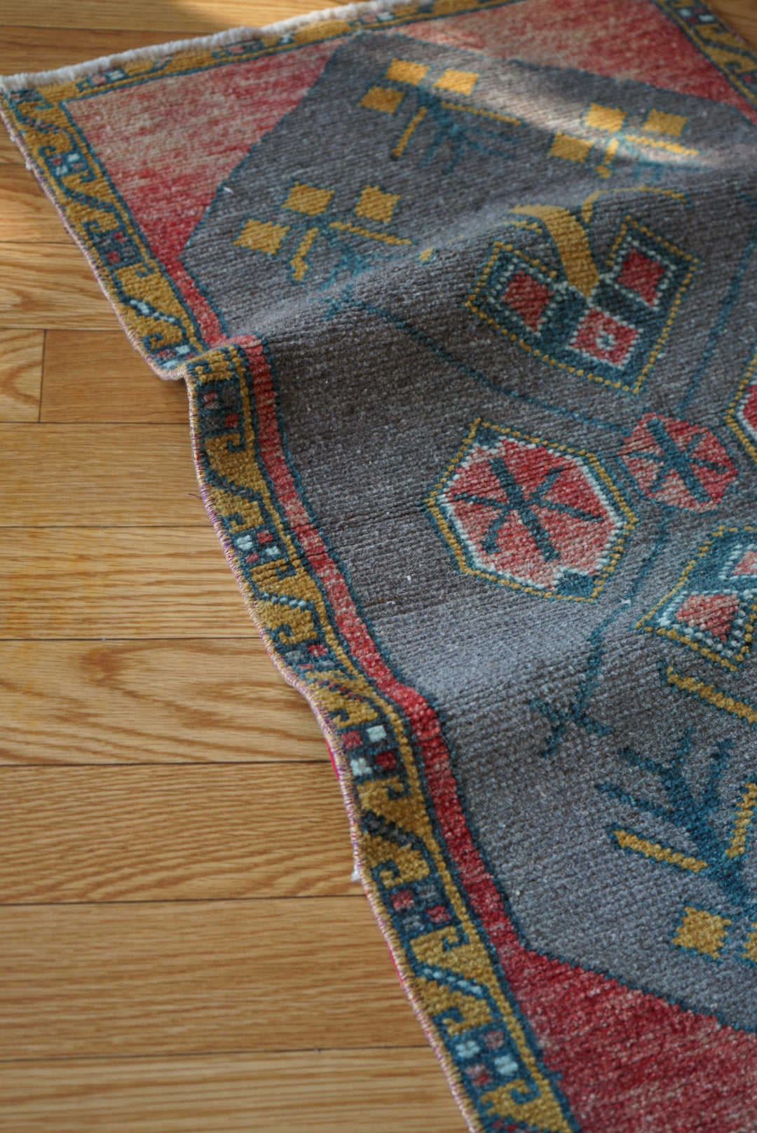 Türkiye Old Oushak Red , Glay Flower 1970年代 91 × 56 cm No.TR25539 / 国内送料無料・羊毛手織り絨毯