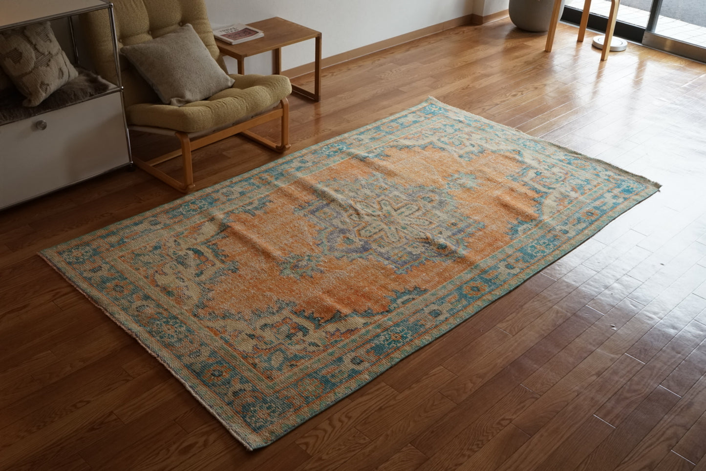 Türkiye Old Isparta Beige , Orange , Blue , Green Flower Medallion 1970年代 232 × 132 cm No.TR25510 / 国内送料無料・羊毛手織り絨毯