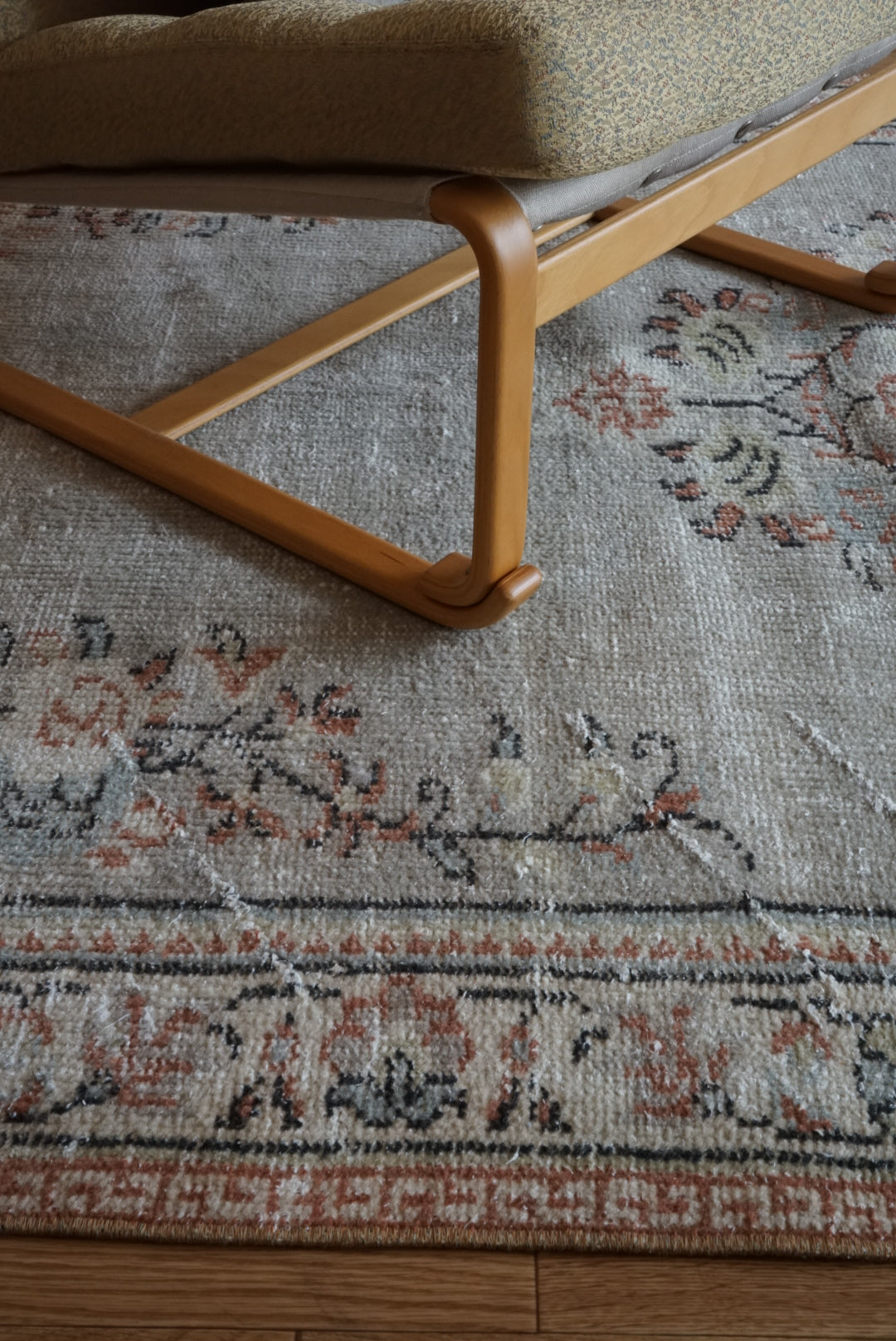 Türkiye Old Isparta Sage Green Flower Medallion 1970年代 248 × 148.5 cm No.TR25511 / 国内送料無料・羊毛手織り絨毯