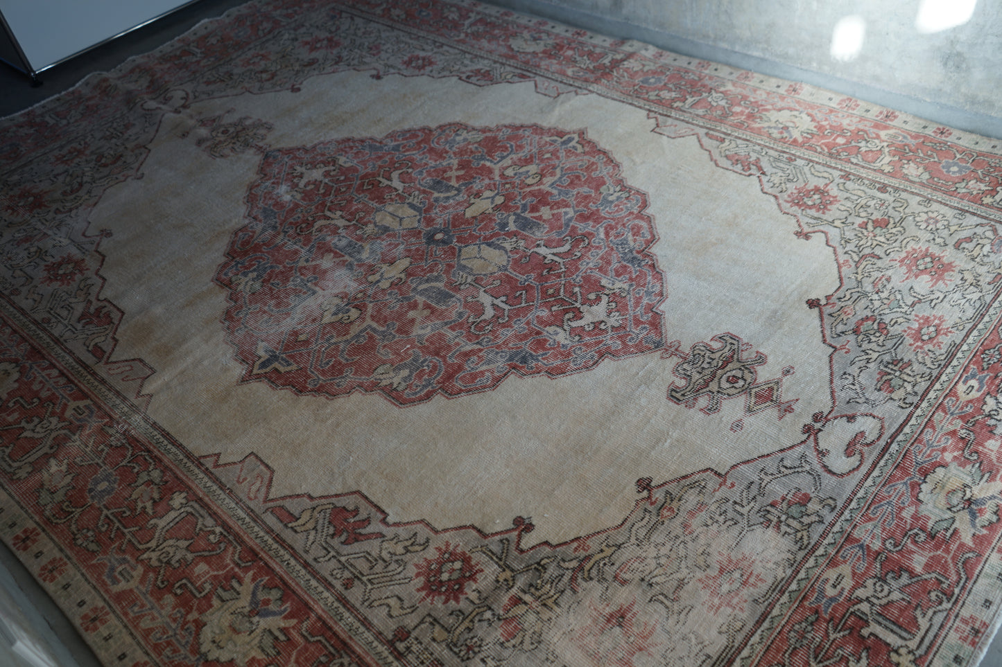 TURKEY OLD ISPARTA PINK BEIGE MEDALLION 1970年代 265 × 194 cm No.TR25213