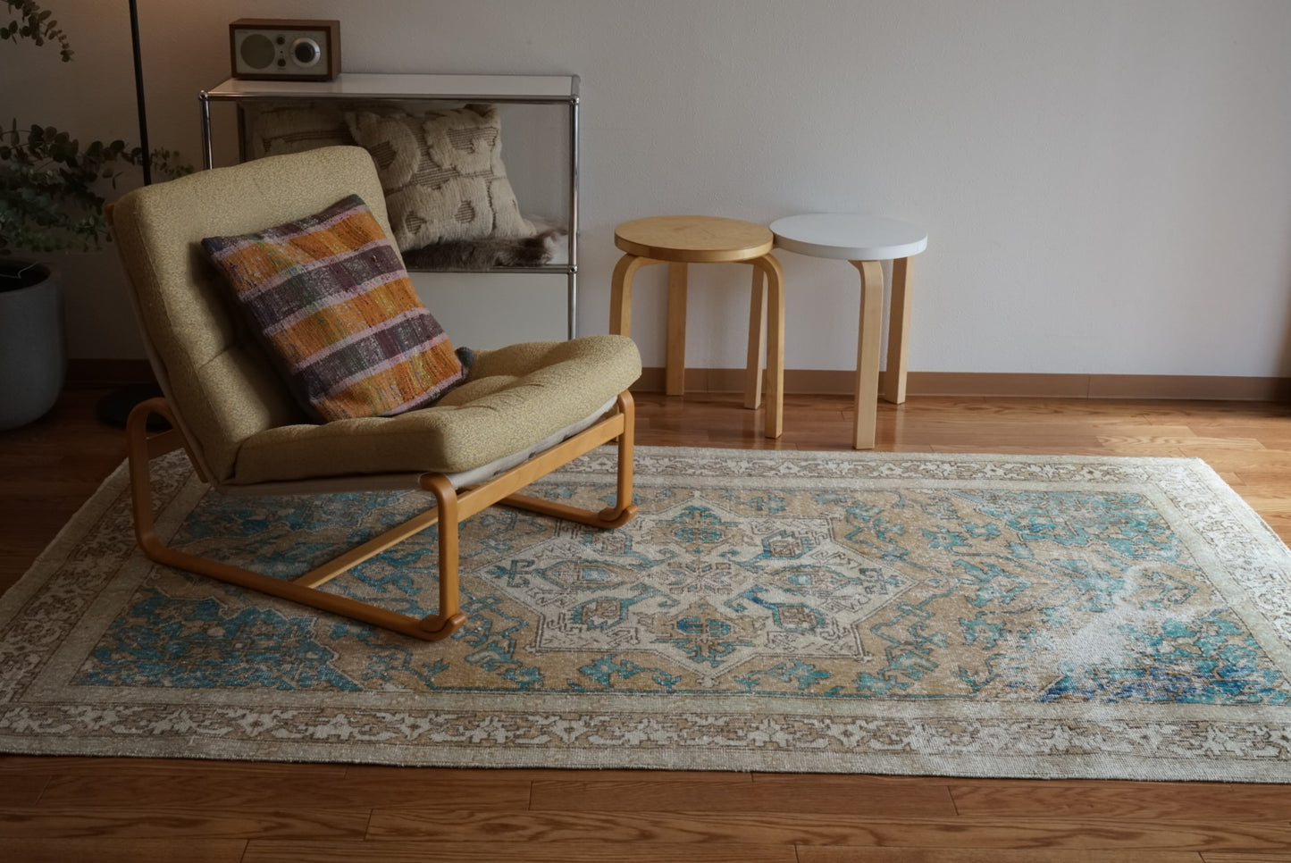 Türkiye Old Oushak Beige , Blue , Medallion 1960年代 227 × 132cm No.TR25454