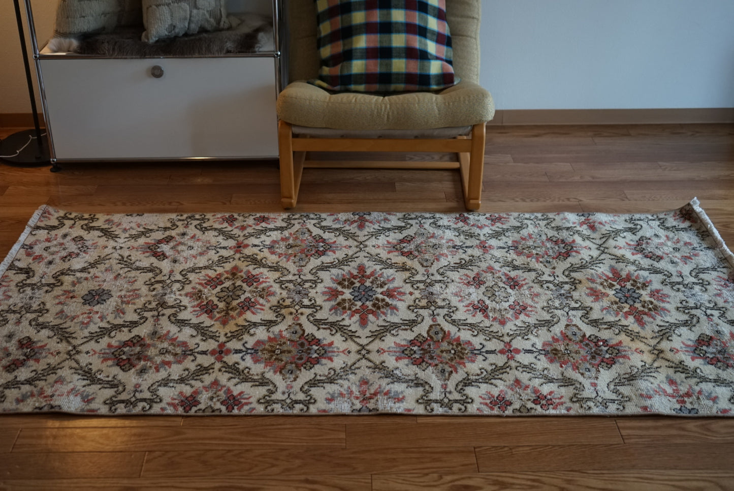 Türkiye Old Isparta Cream , Scarlet Color Flower 1970年代 194 × 95 cm No.TR25520 / 国内送料無料・羊毛手織り絨毯