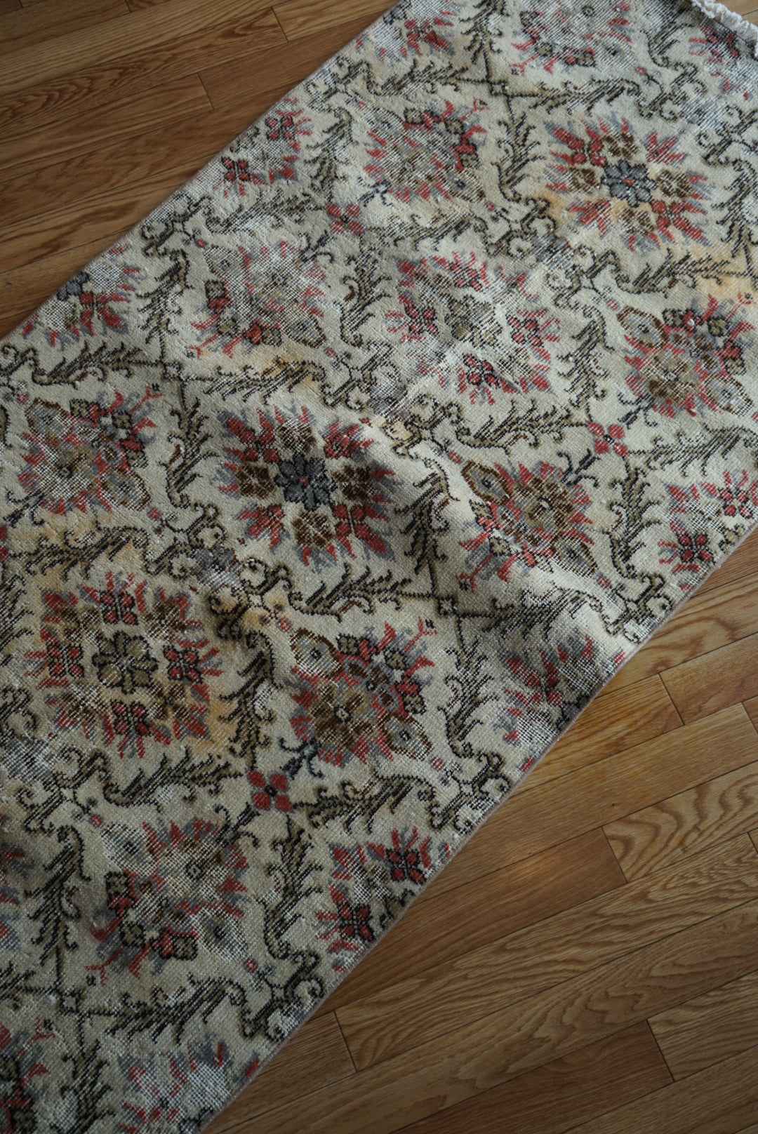 Türkiye Old Isparta Cream , Scarlet Color Flower 1970年代 194 × 95 cm No.TR25520 / 国内送料無料・羊毛手織り絨毯