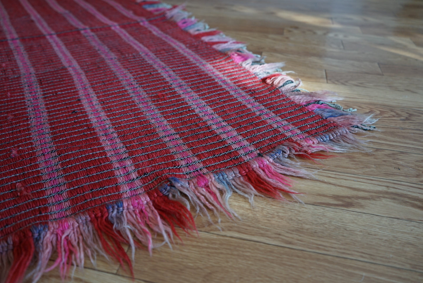 Türkiye Old Kilim Shaggy Pink , Red 1960年代 195 × 144 cm No.TR25546 / 国内送料無料・羊毛手織りキリム