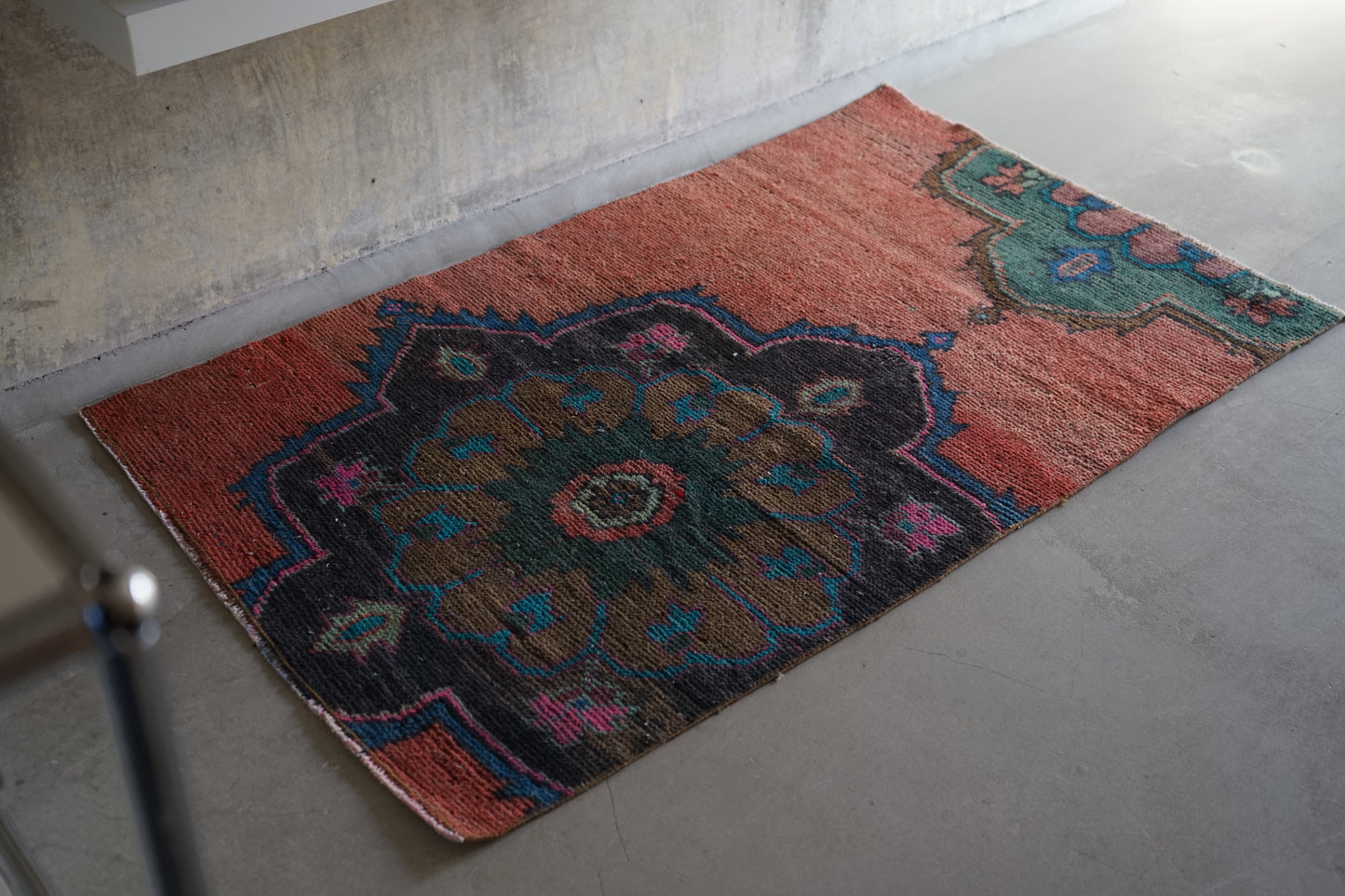 TURKEY OLD RUBY RED FLOWER SMALL SIZE 1970年代 116 × 71 cm No.TR25217