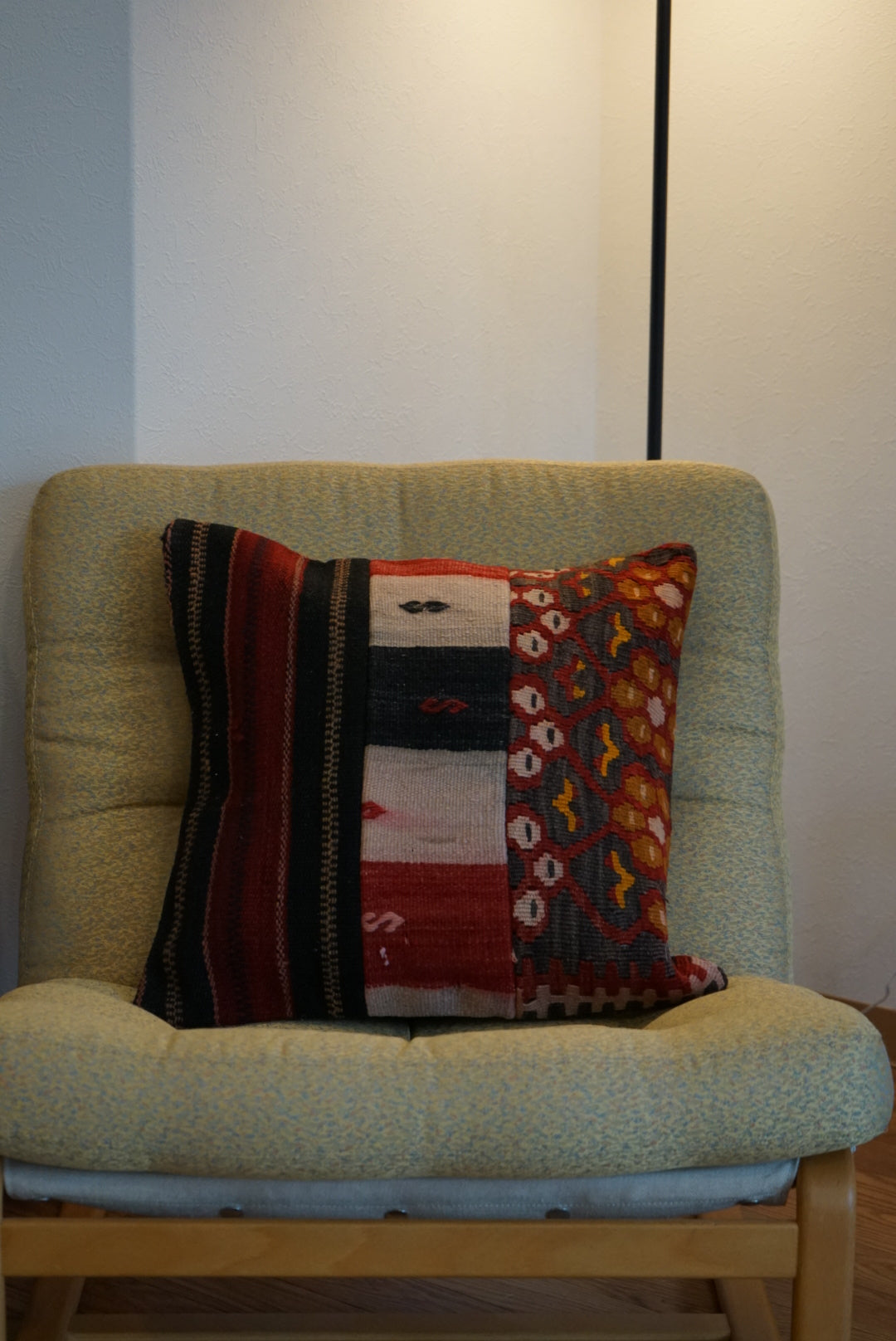 Türkiye Old Kilim Cushion Cover Red , Black , Beige Patchwork Design 45 × 45 cm No.TR25569 / 送料無料・羊毛手織りキリム