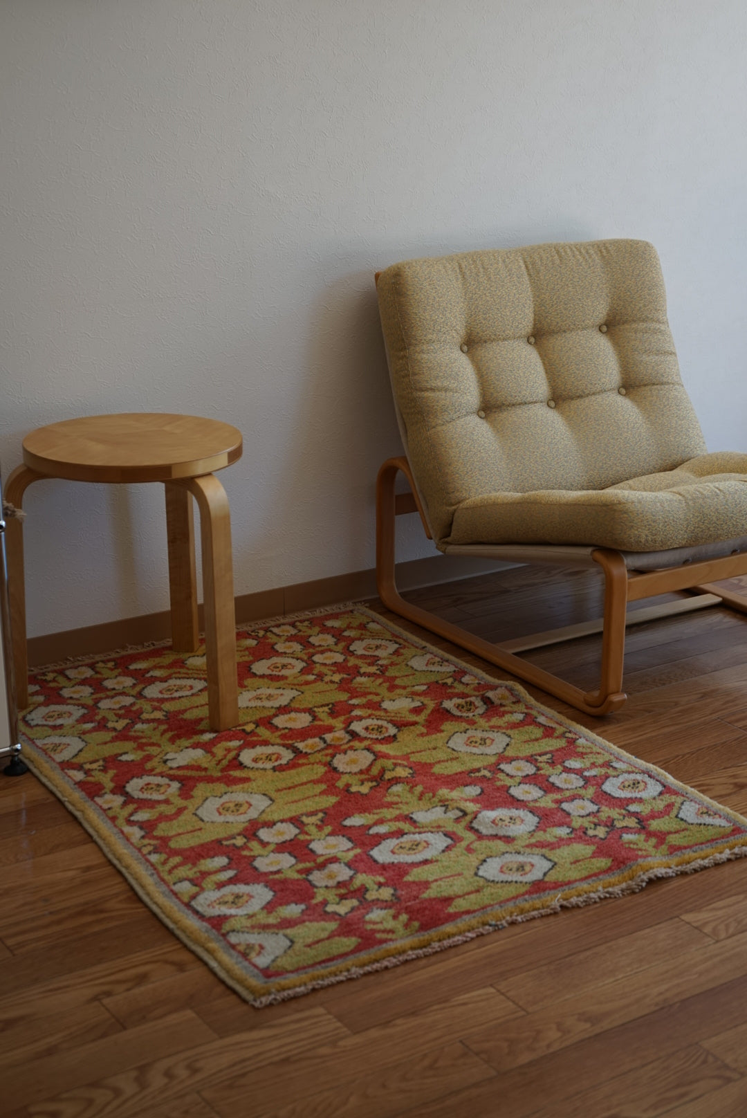 Türkiye Old Oushak Flower Red , Green , Yellow 1970年代 112 × 82.5 cm No.TR25430