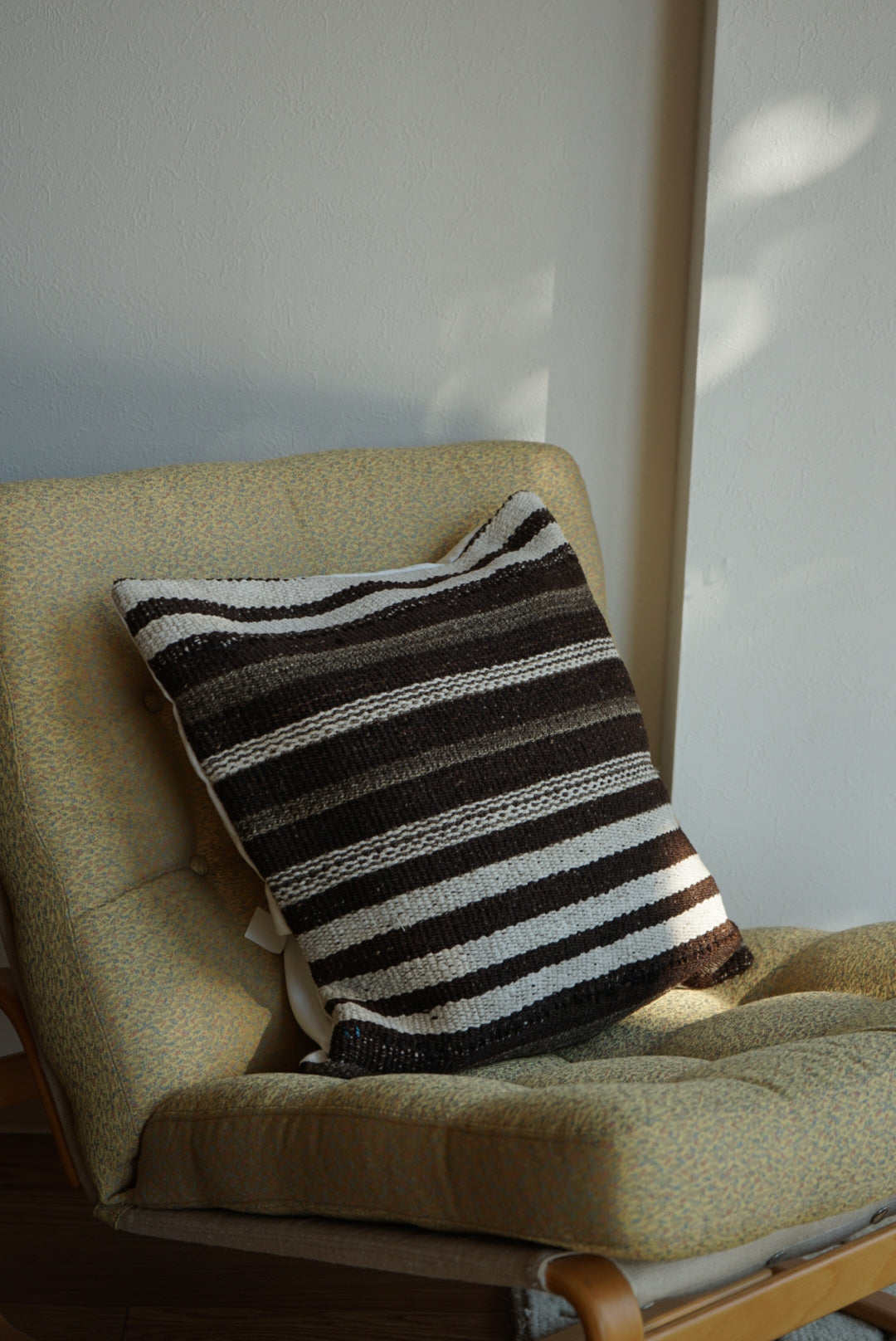 Türkiye Old Kilim Cushion Cover Brown , White Stripe Design 45 × 45 cm No.TR25553 / 送料無料・羊毛手織りキリム