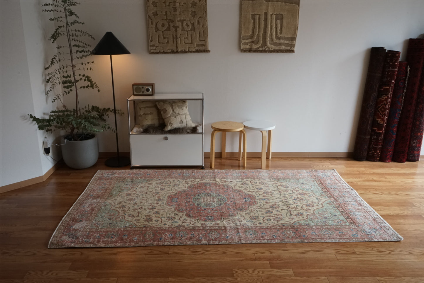 Türkiye Old Isparta Beige , Red , Green Medallion 1960年代 244 × 142 cm No.TR25455
