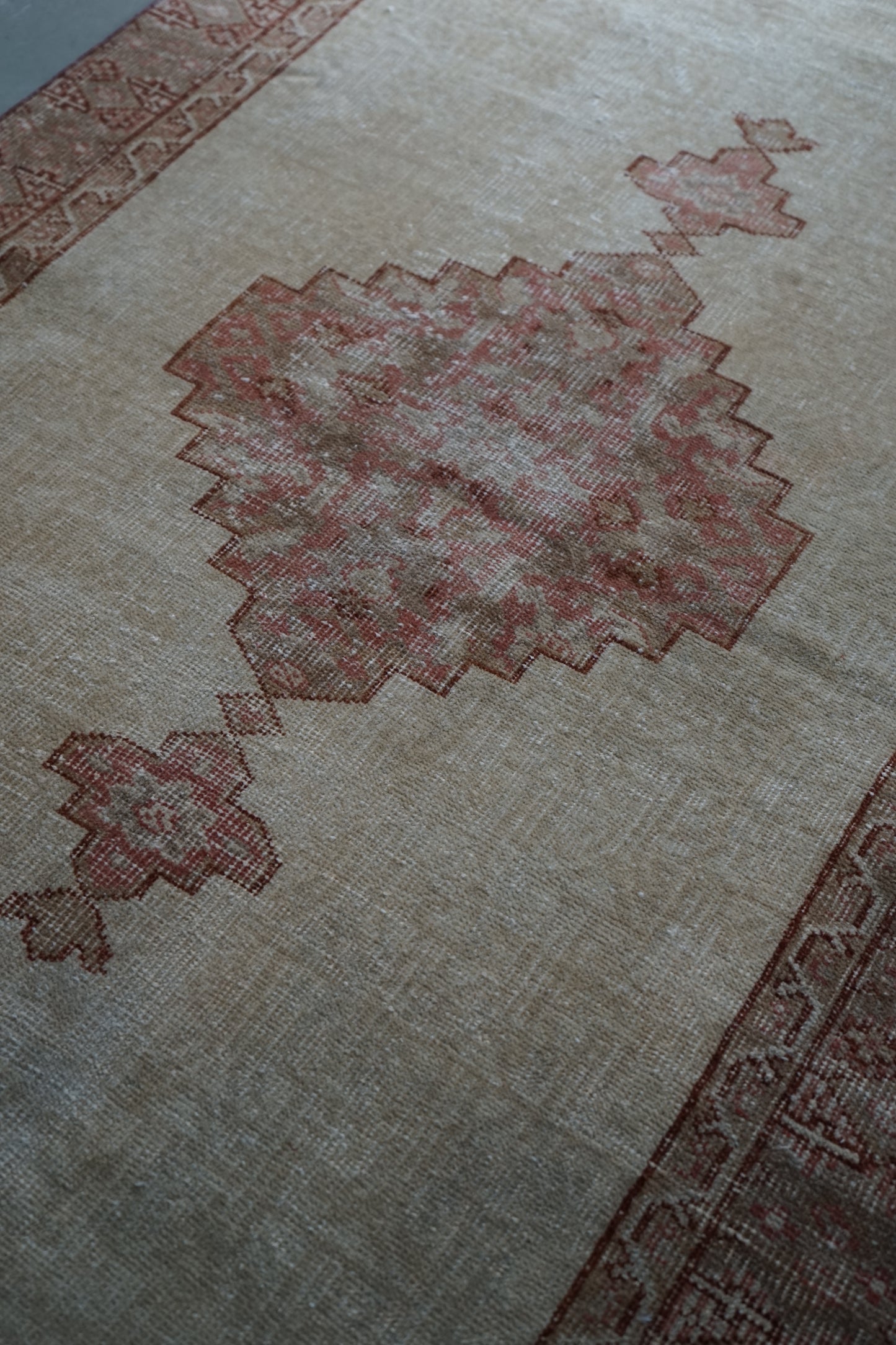 TURKEY OLD ISPARTA BEIGE MEDALION 1970年代 172 × 92 cm No.TR25200