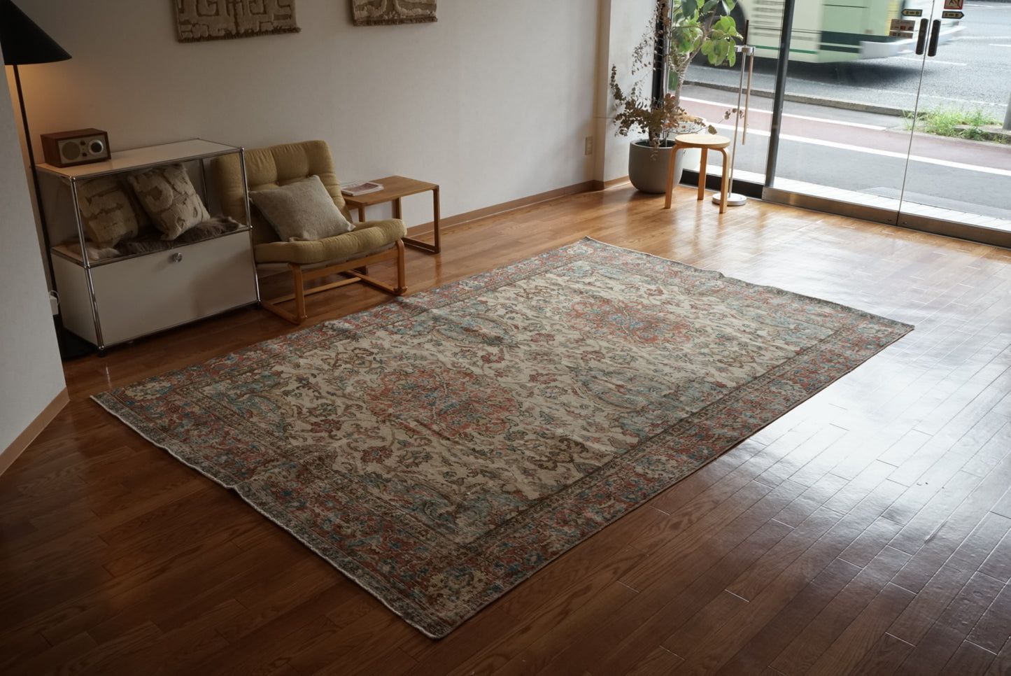 Türkiye Old Isparta Beige , Bric Red , Saxe Blue Flower 1970年代 286 × 189 cm No.TR25506 / 国内送料無料・羊毛手織り絨毯