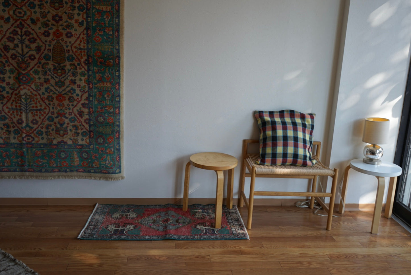 Türkiye Old Oushak Red , Green Flower 1970年代 109 × 54 cm No.TR25540 / 国内送料無料・羊毛手織り絨毯