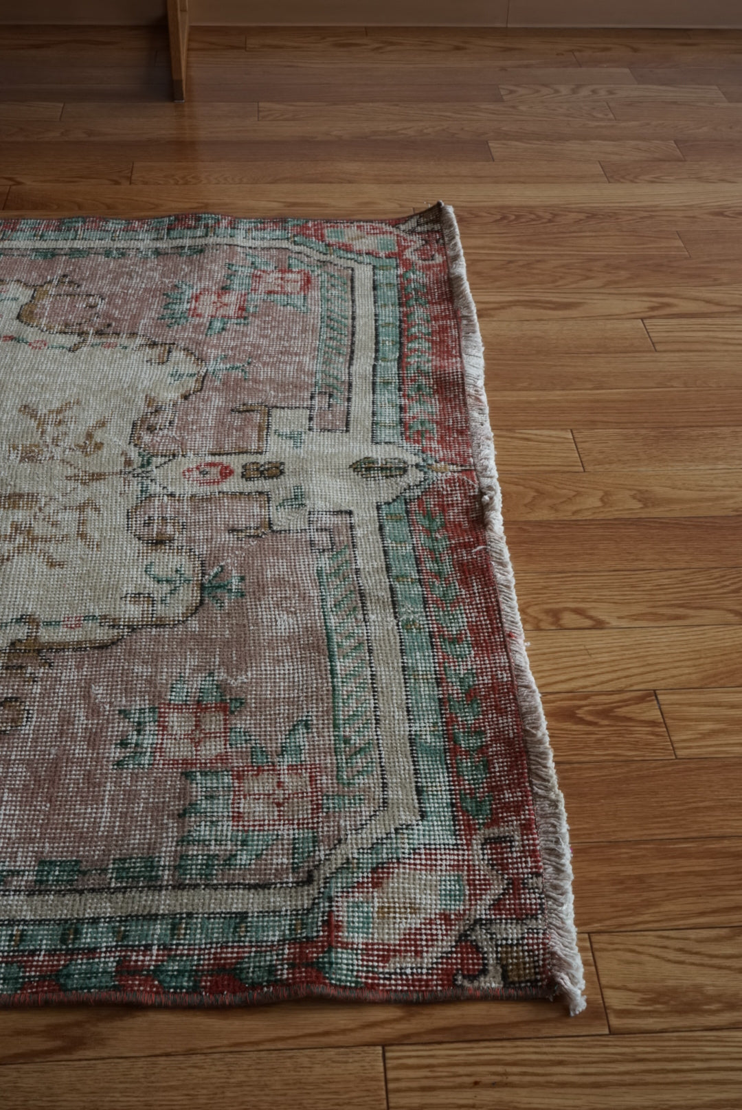 Türkiye Old Isparta Beige , Pink , Green Flower Garden 1970年代 208 × 113 cm No.TR25509 / 国内送料無料・羊毛手織り絨毯
