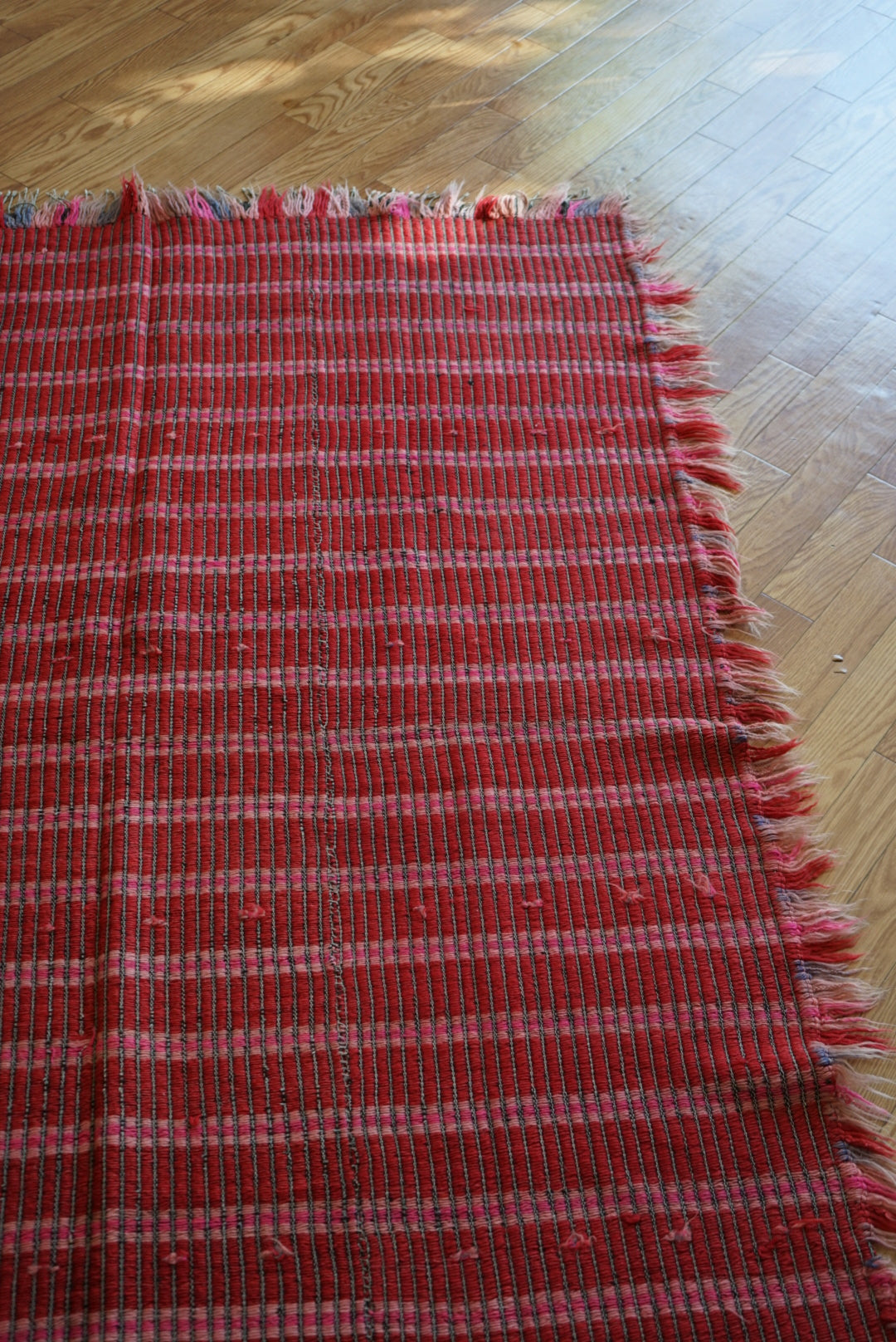 Türkiye Old Kilim Shaggy Pink , Red 1960年代 195 × 144 cm No.TR25546 / 国内送料無料・羊毛手織りキリム