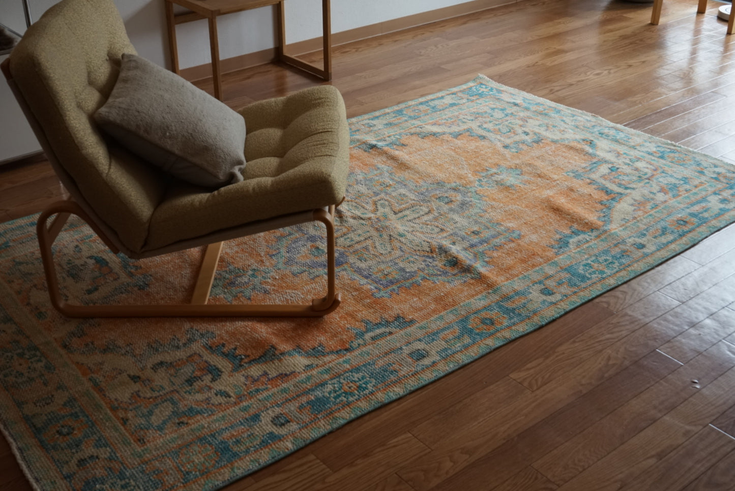 Türkiye Old Isparta Beige , Orange , Blue , Green Flower Medallion 1970年代 232 × 132 cm No.TR25510 / 国内送料無料・羊毛手織り絨毯