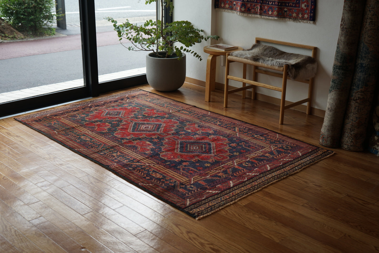 Afghanistan Vintage Baluch Navy Tribal Design 1980年代 208 × 130 cm No.AF2525