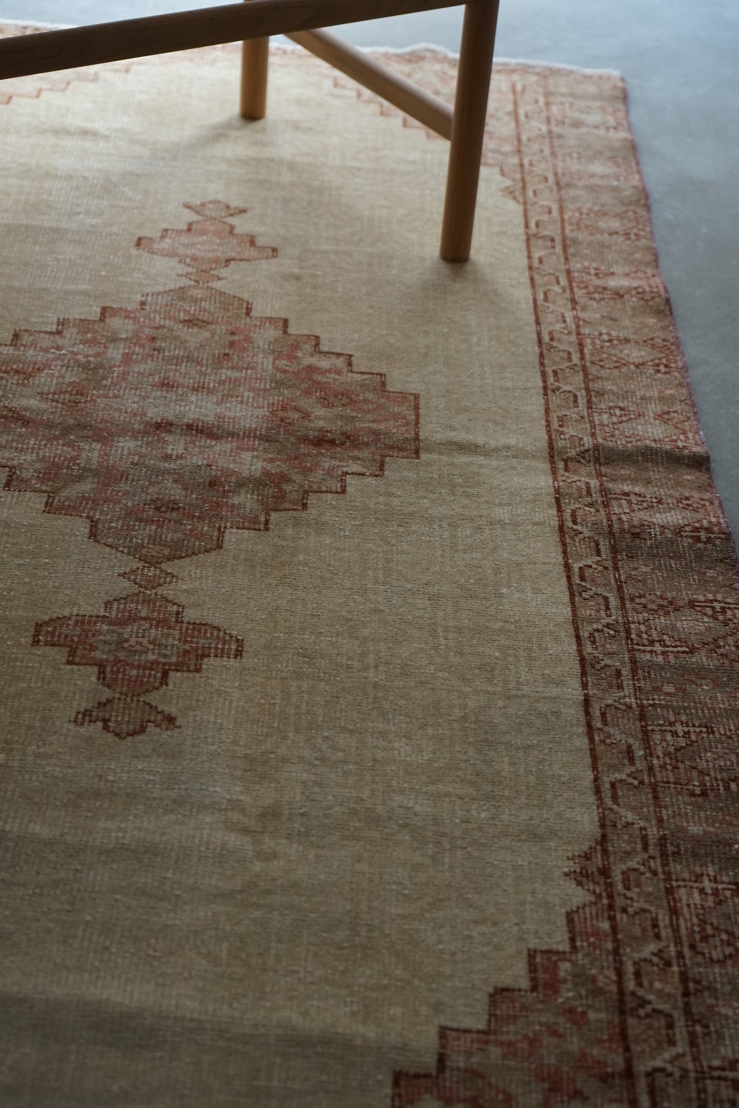 TURKEY OLD ISPARTA BEIGE MEDALION 1970年代 172 × 92 cm No.TR25200