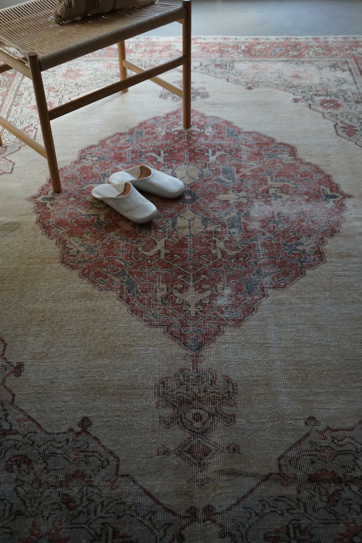 TURKEY OLD ISPARTA PINK BEIGE MEDALLION 1970年代 265 × 194 cm No.TR25213