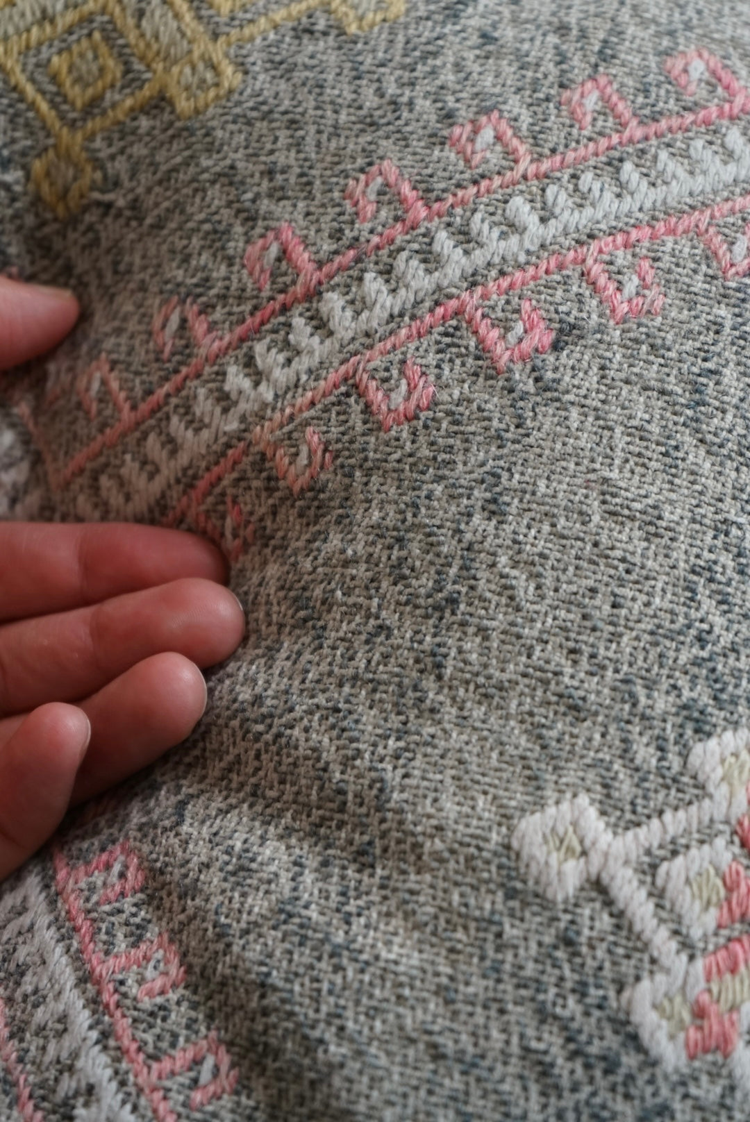 Türkiye Old Kilim Cushion Cover Tribal Design Glay 41 × 41 cm No.TR25533 / 送料無料・羊毛手織りキリム