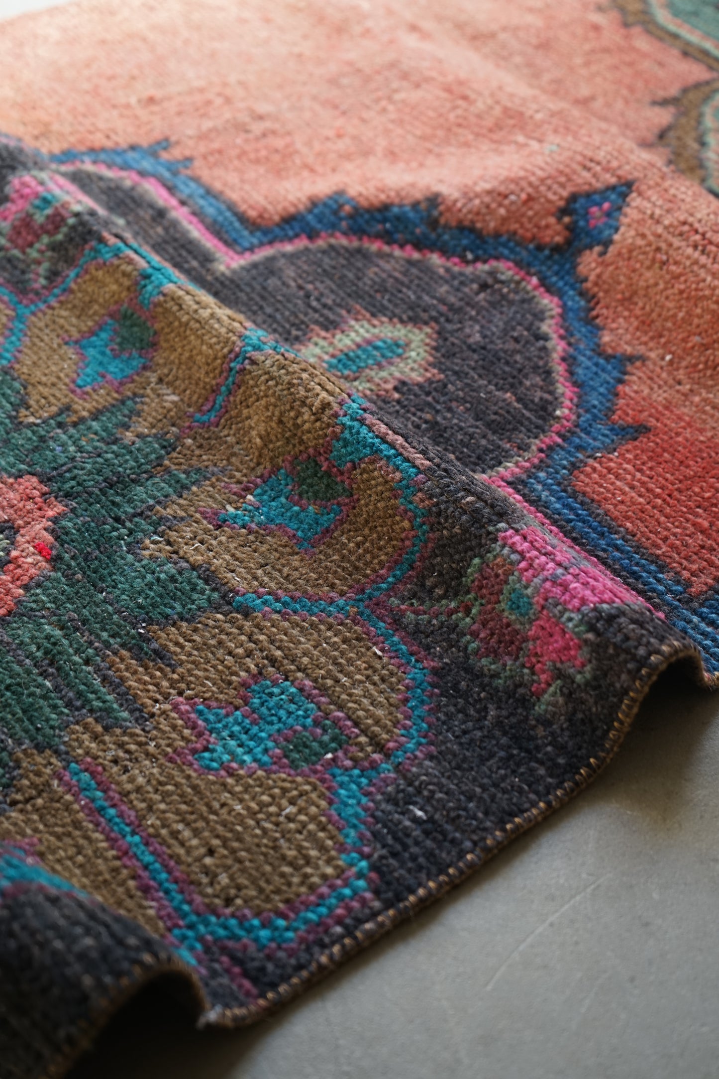 TURKEY OLD RUBY RED FLOWER SMALL SIZE 1970年代 116 × 71 cm No.TR25217