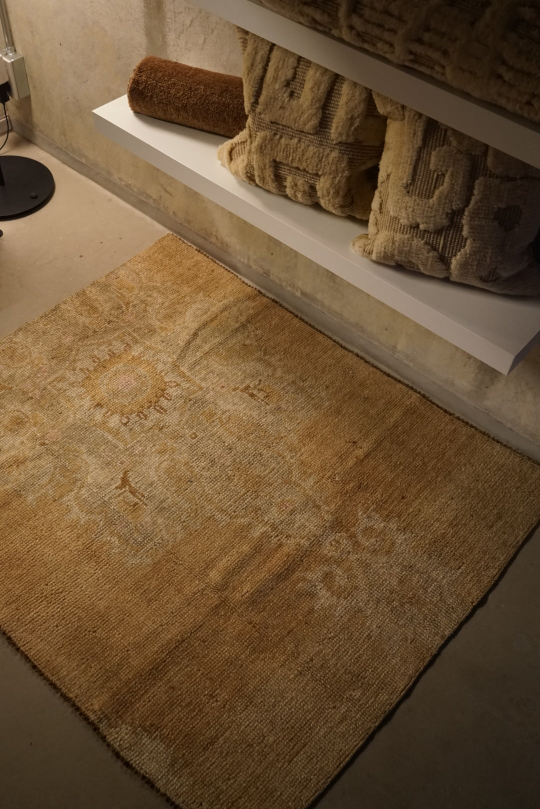 Türkiye Old Oushak Beige Medallion Flower Small size 1970年代 129 × 106 cm No.TR25238