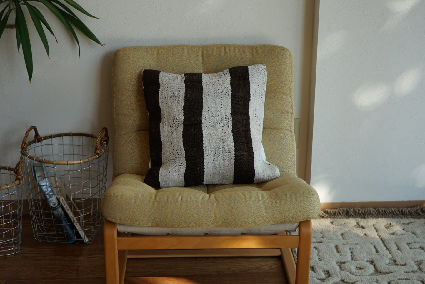 Türkiye Old Kilim Cushion Cover Brown , White Stripe Design 45 × 45 cm No.TR25554 / 送料無料・羊毛手織りキリム