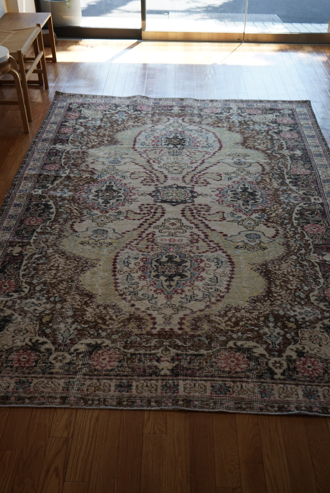 Türkiye Old Oushak Flower Medallion Black Butterfly 1970年代 263 × 176 cm No.TR25402