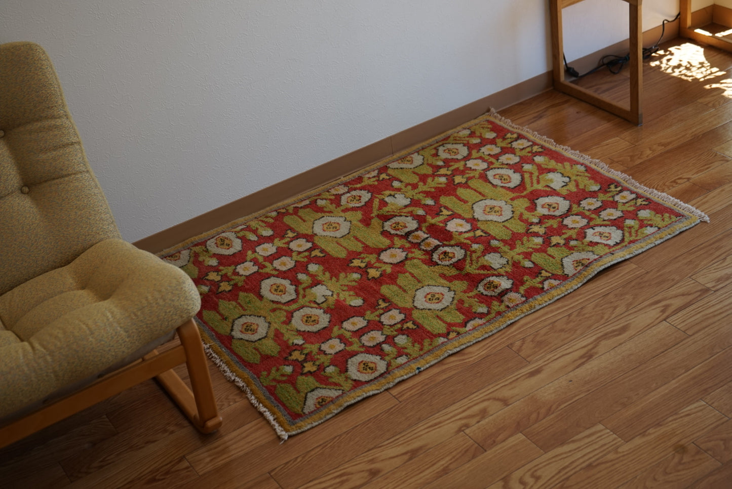 Türkiye Old Oushak Flower Red , Green , Yellow 1970年代 112 × 82.5 cm No.TR25430