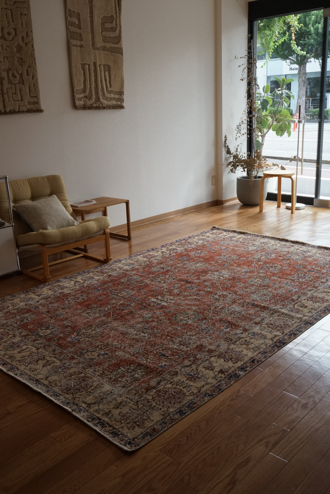 Türkiye Old Isparta Red , Blue Flower Medallion 1970年代 272.5 × 176.5 cm No.TR25508 / 国内送料無料・羊毛手織り絨毯