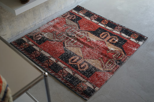 Türkiye Old Oushak Red Small Size 1970年代 103.5 × 102.5 cm No.TR25222