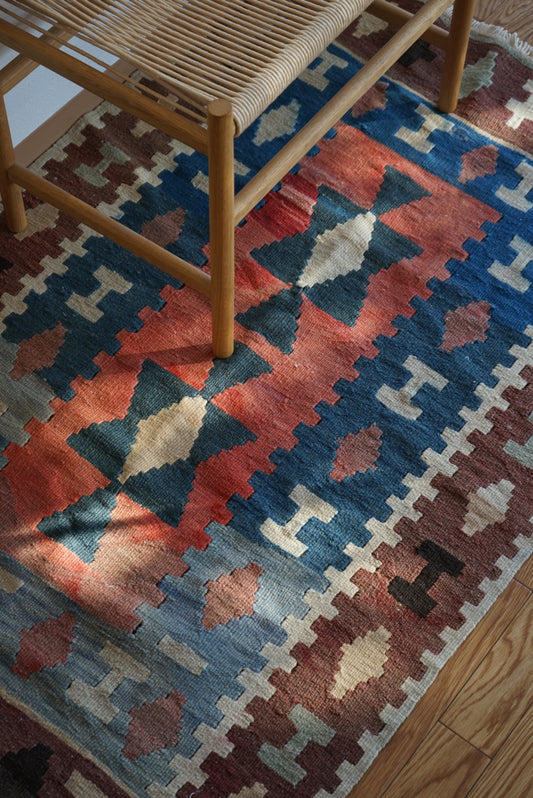 Türkiye Old Kilim Anatoria Tribal Design Blue , Brown , Red 1980年代 145 × 92.5 cm No.TR25549 / 国内送料無料・羊毛手織りキリム