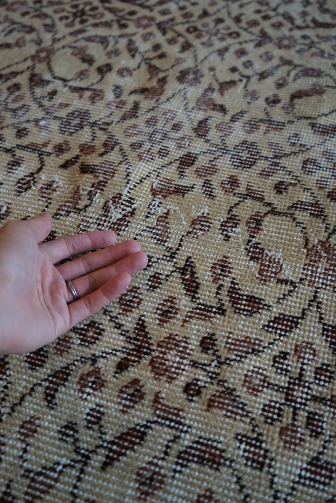 Türkiye Old Isparta Beige ,  Azuki Color Flower 1970年代 198.5 × 117 cm No.TR25519 / 国内送料無料・羊毛手織り絨毯