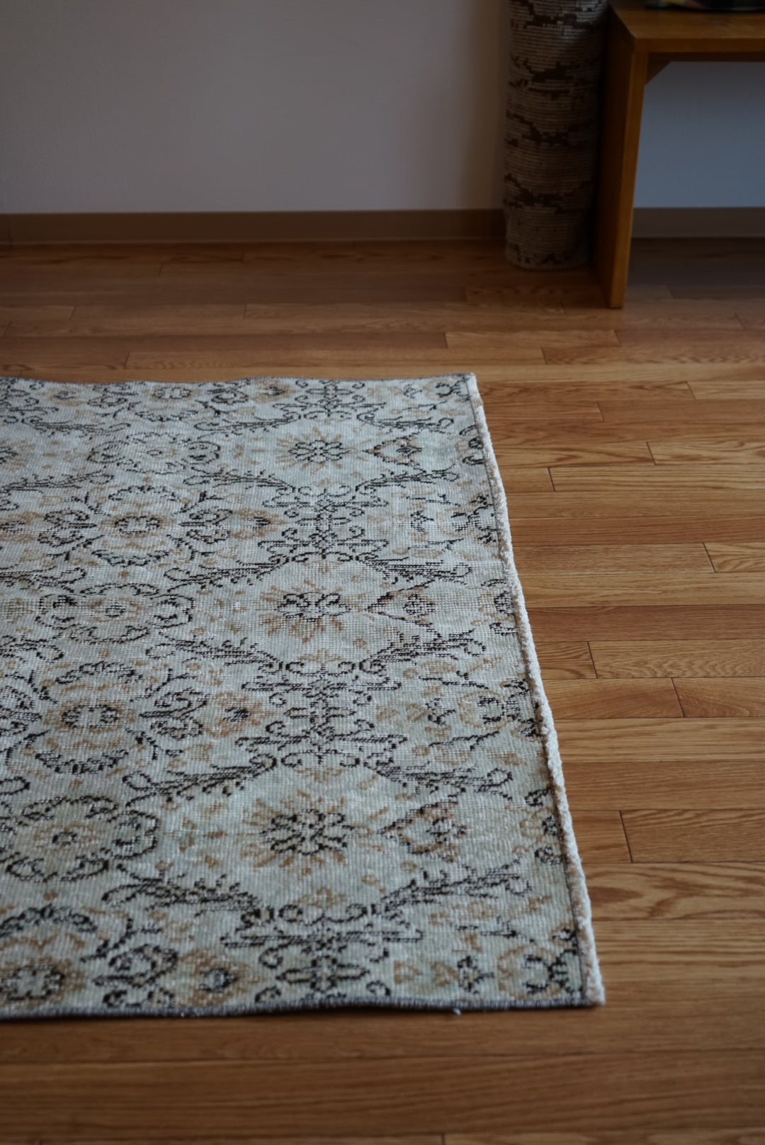 Türkiye Old Isparta Pale Blue , Gold Flower 1970年代 234 × 133 cm No.TR25516 / 国内送料無料・羊毛手織り絨毯
