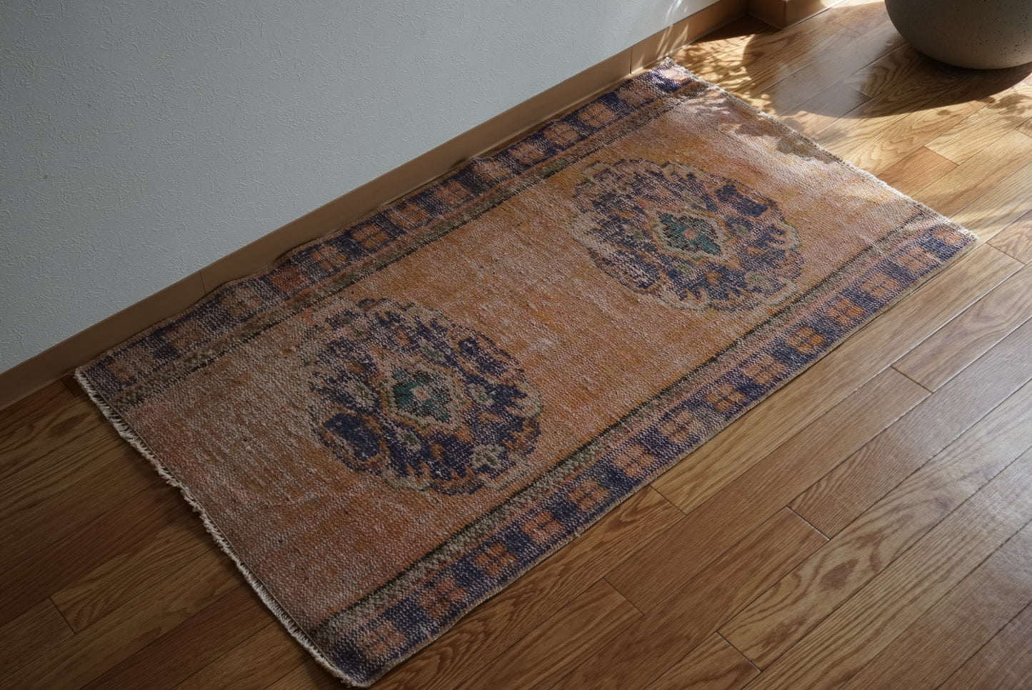 Türkiye Old Oushak Pink , Navy 1970年代 120.5 × 72 cm No.TR25498 / 国内送料無料