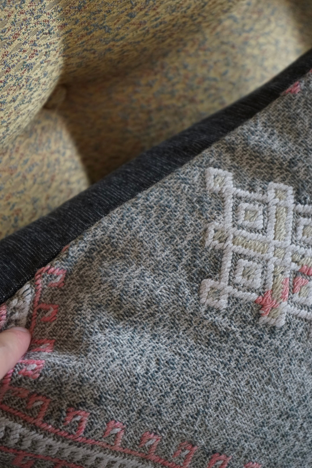 Türkiye Old Kilim Cushion Cover Tribal Design Glay 41 × 41 cm No.TR25533 / 送料無料・羊毛手織りキリム