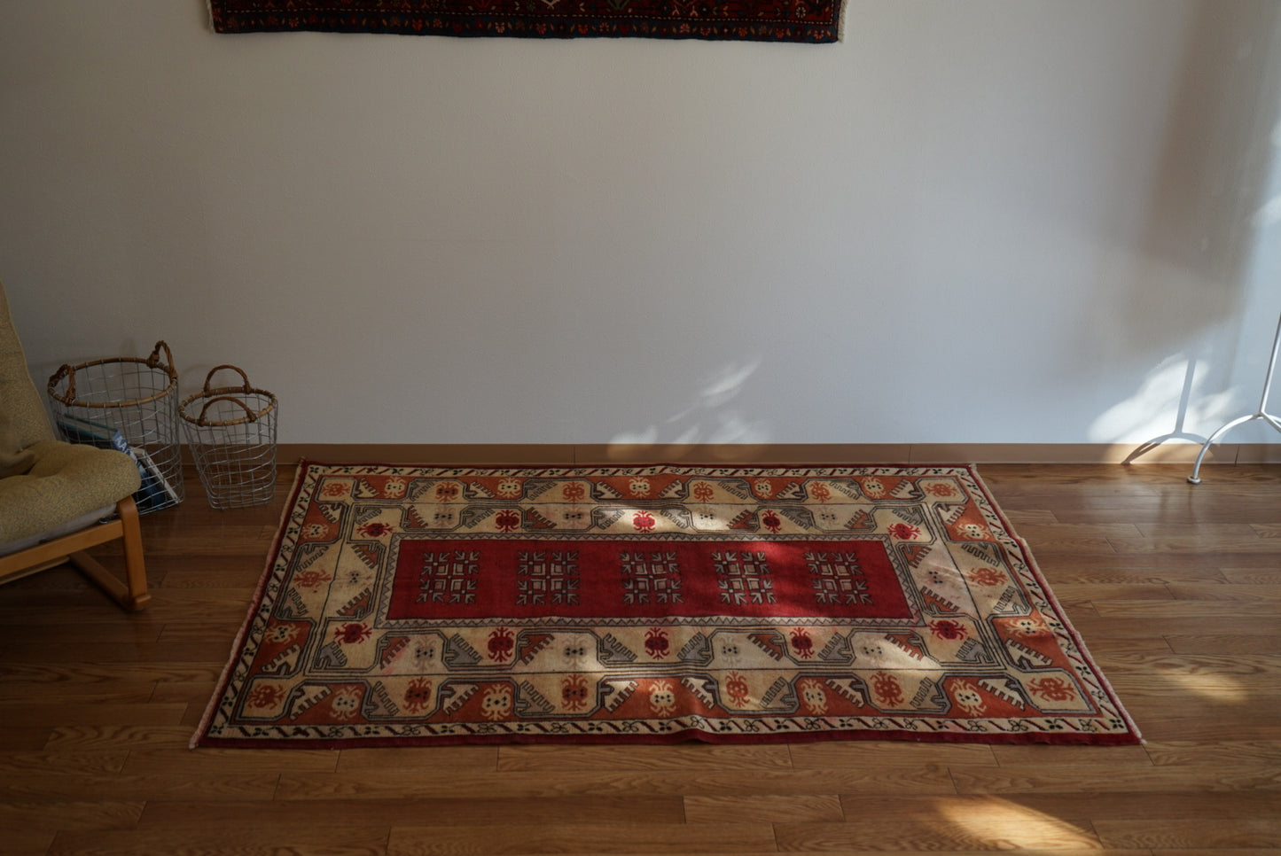 Türkiye Old Anatoria Beige , Red 1960年代 178 × 123 cm No.TR25552 / 国内送料無料・羊毛手織り絨毯