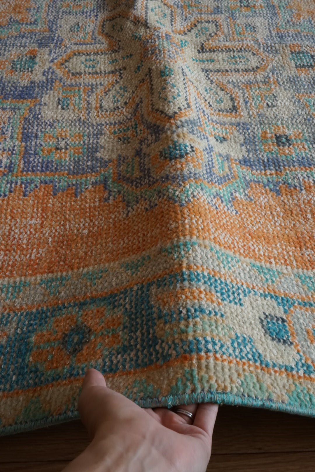 Türkiye Old Isparta Beige , Orange , Blue , Green Flower Medallion 1970年代 232 × 132 cm No.TR25510 / 国内送料無料・羊毛手織り絨毯