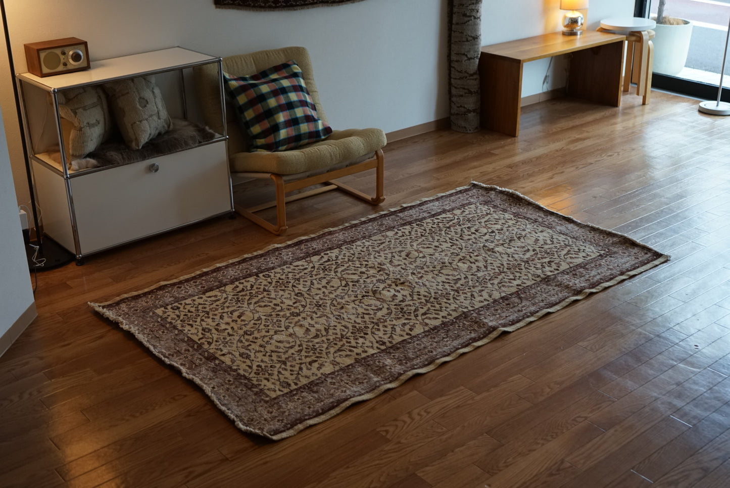 Türkiye Old Isparta Beige ,  Azuki Color Flower 1970年代 198.5 × 117 cm No.TR25519 / 国内送料無料・羊毛手織り絨毯