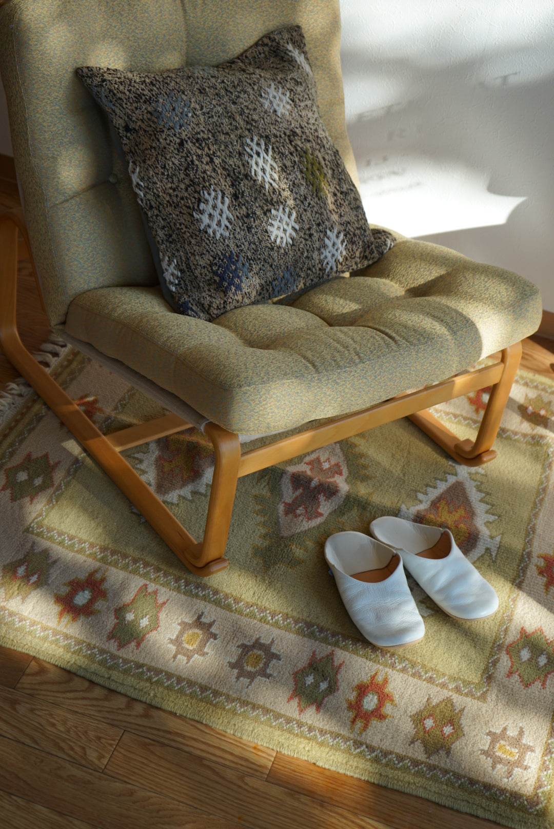 Türkiye Old Kilim Cushion Cover Mix Color Beige , Black , Charm Design 47 × 46 cm No.TR25465 / 国内送料無料・羊毛手織りキリム