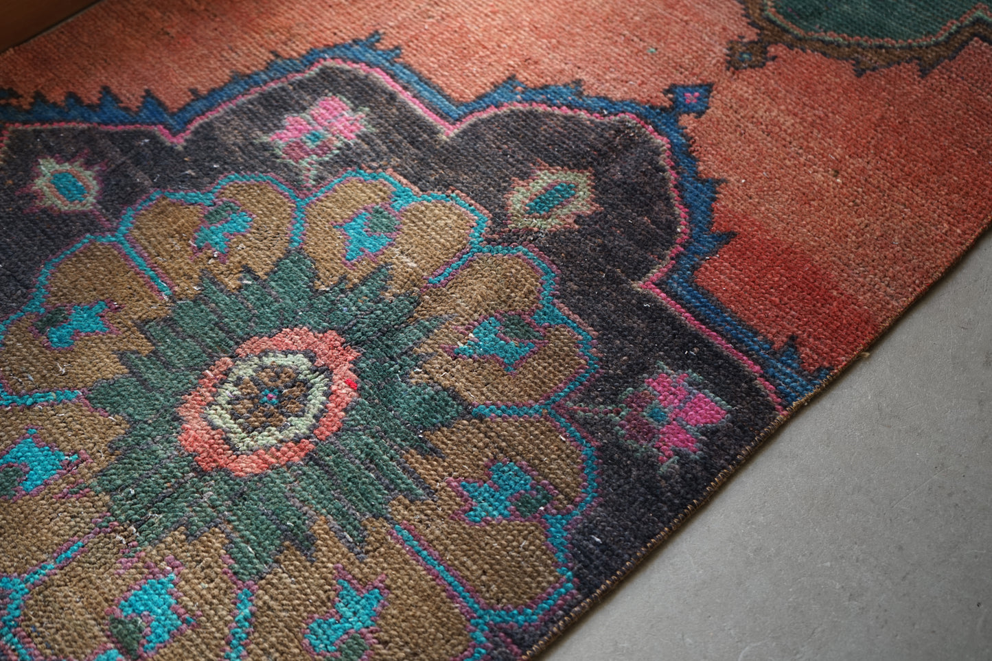 TURKEY OLD RUBY RED FLOWER SMALL SIZE 1970年代 116 × 71 cm No.TR25217