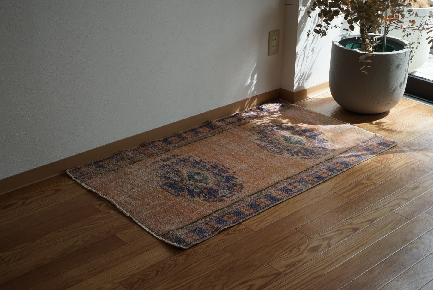 Türkiye Old Oushak Pink , Navy 1970年代 120.5 × 72 cm No.TR25498 / 国内送料無料