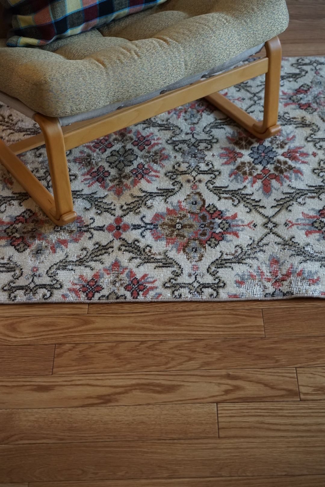 Türkiye Old Isparta Cream , Scarlet Color Flower 1970年代 194 × 95 cm No.TR25520 / 国内送料無料・羊毛手織り絨毯