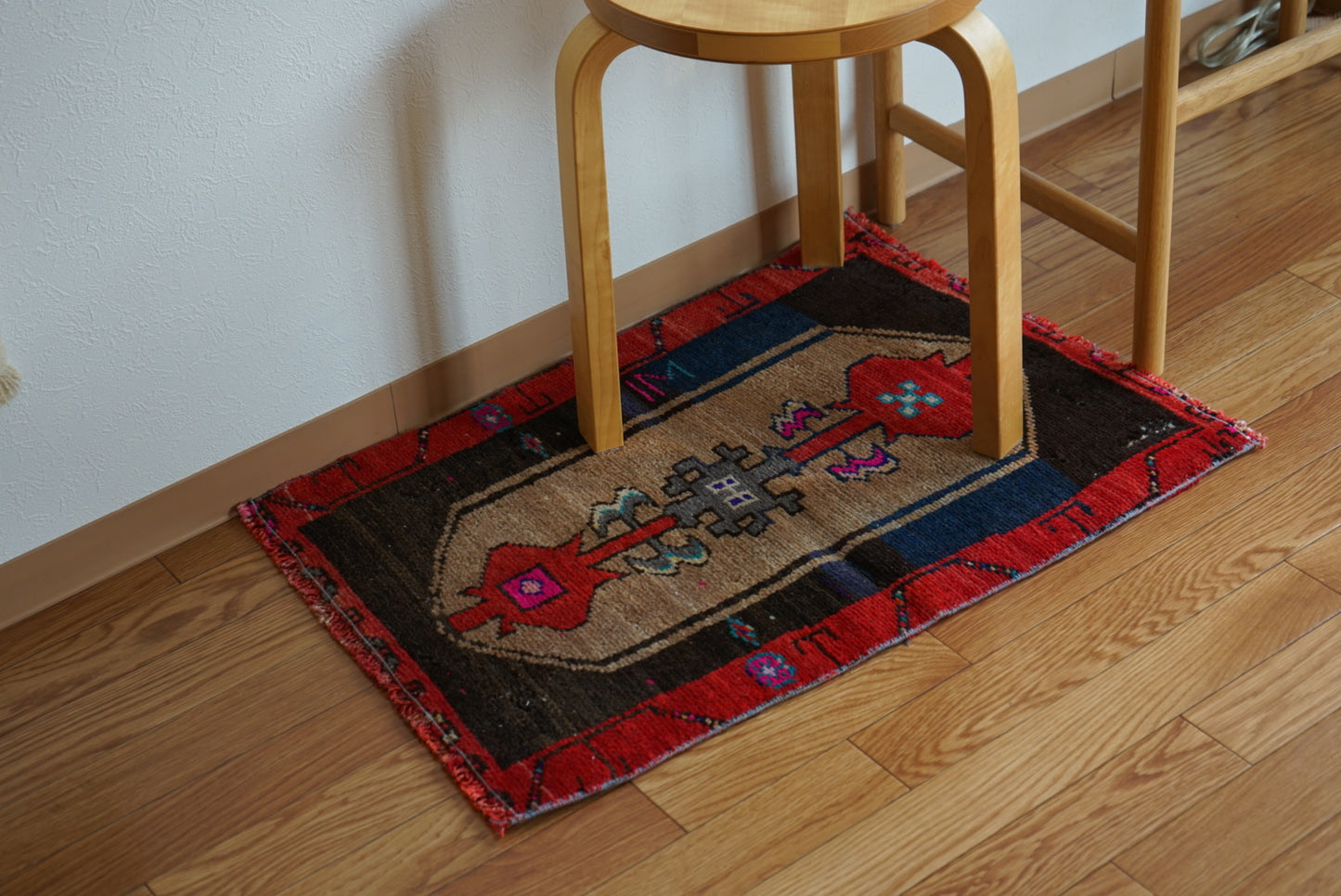 Türkiye Old Oushak Red , Beige , Black 1970年代 72.5 × 52 cm No.TR25545 / 国内送料無料・羊毛手織り絨毯
