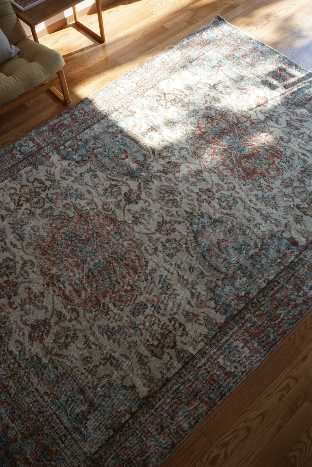 Türkiye Old Isparta Beige , Bric Red , Saxe Blue Flower 1970年代 286 × 189 cm No.TR25506 / 国内送料無料・羊毛手織り絨毯