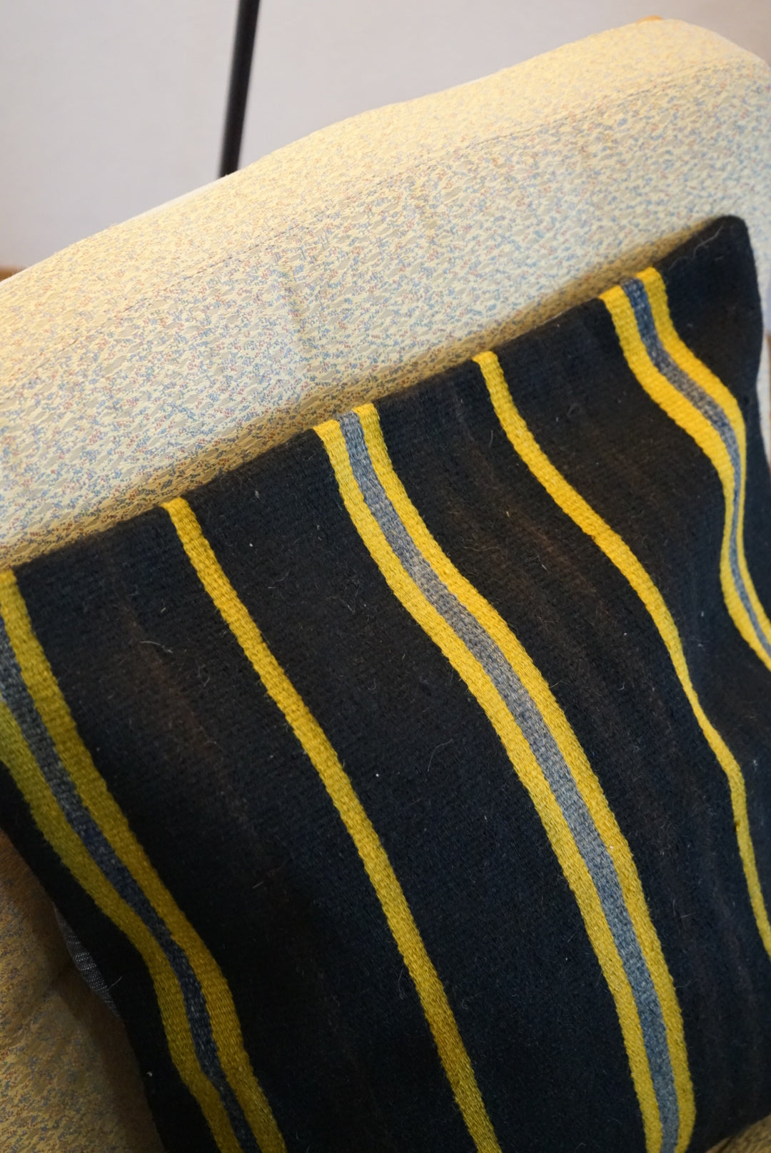 Türkiye Old Kilim Cushion Cover Black , Yellow , Blue Stripe Design 50 × 50 cm No.TR25567 / 送料無料・羊毛手織りキリム