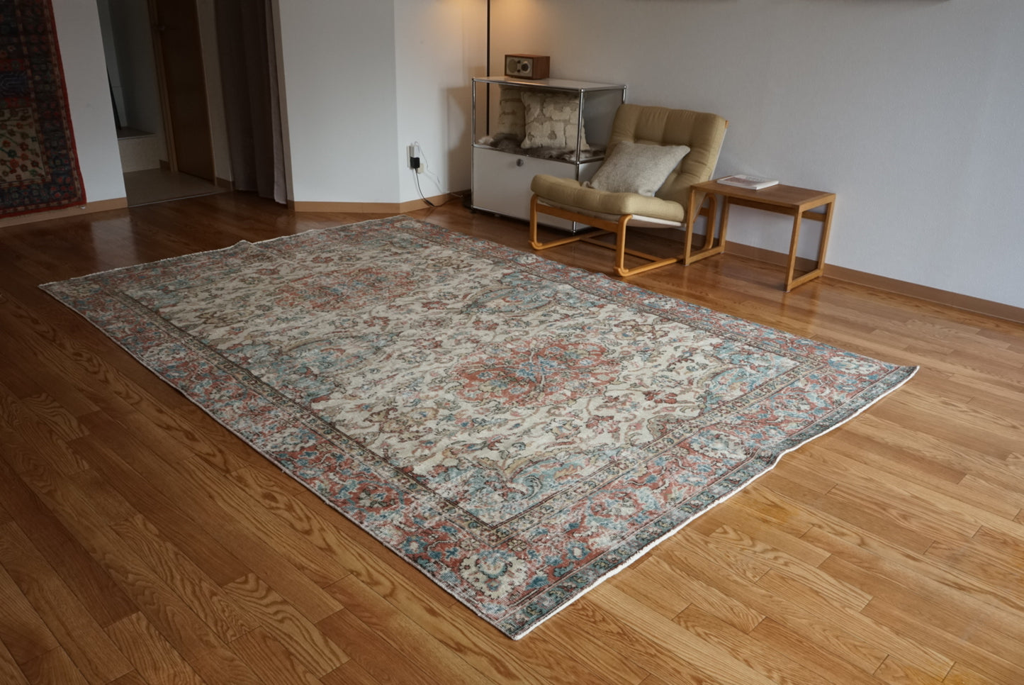 Türkiye Old Isparta Beige , Bric Red , Saxe Blue Flower 1970年代 286 × 189 cm No.TR25506 / 国内送料無料・羊毛手織り絨毯