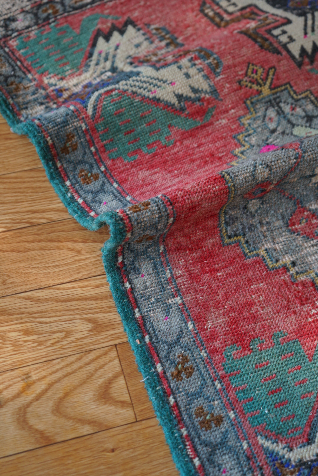 Türkiye Old Oushak Red , Green Flower 1970年代 109 × 54 cm No.TR25540 / 国内送料無料・羊毛手織り絨毯