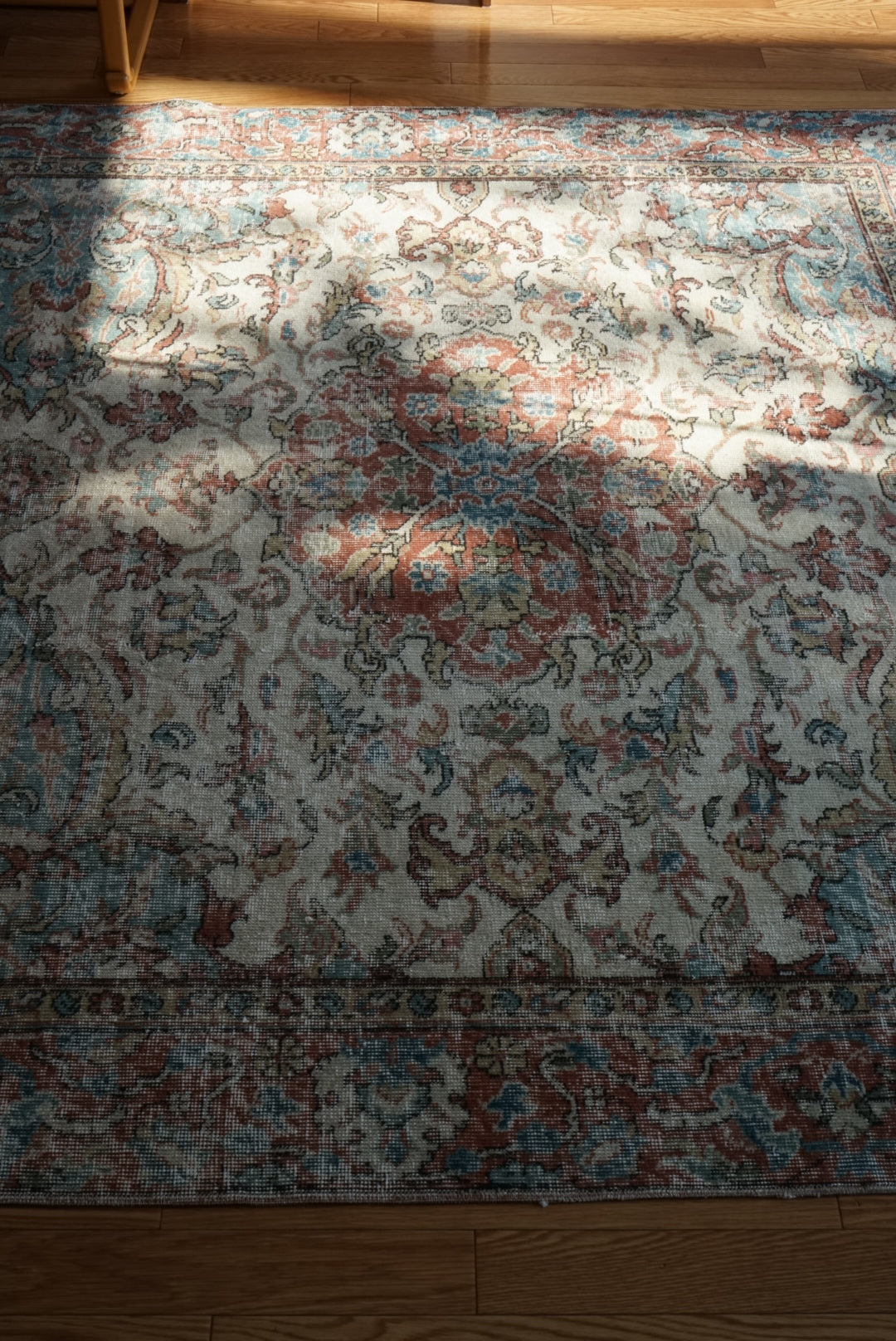 Türkiye Old Isparta Beige , Bric Red , Saxe Blue Flower 1970年代 286 × 189 cm No.TR25506 / 国内送料無料・羊毛手織り絨毯